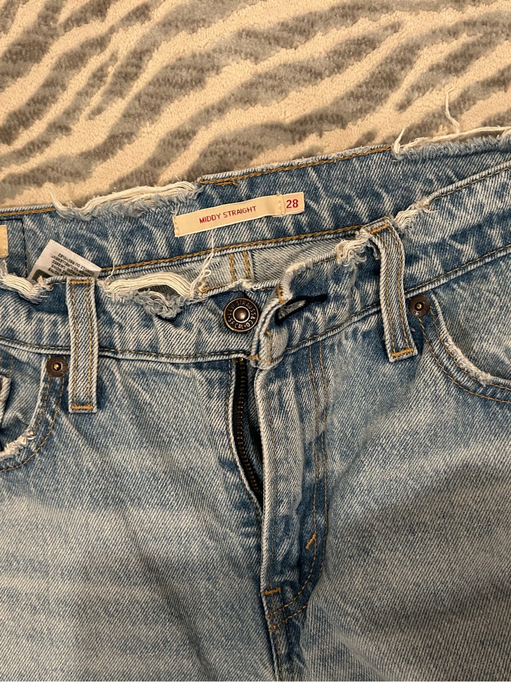 Levi Middy Straight Distressed and Frayed Hem & Waist Size 28 waist 29 L